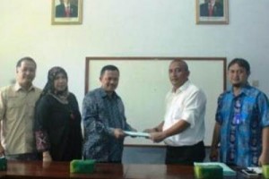 Prosesi penyerahan bantuan stimulan dari BASNAZ Majalengka untuk 20 orang mahasiswa Uniku.